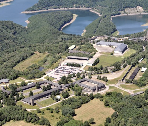 Luftaufnahme der Burg Vogelsang Luftaufnahme der Burg Vogelsang
