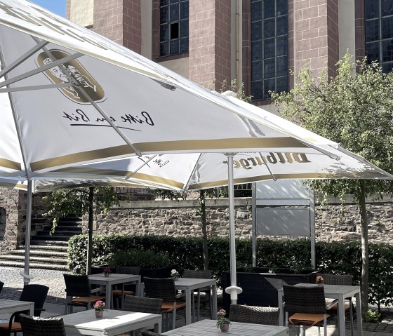 Außenbereich mit Blick auf die Kirche, © Café EifelGarden Außenbereich mit Blick auf die Kirche, © Café EifelGarden