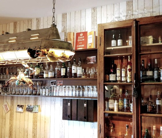 Bar, © Katryn Kaufmann - Hinter den Spiegeln Bar, © Katryn Kaufmann - Hinter den Spiegeln