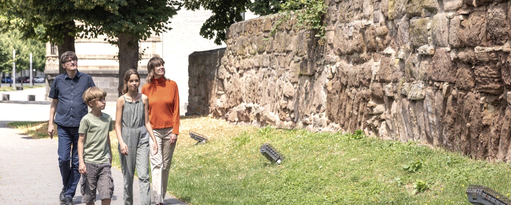Stadtmauer mit Spaziergängern, © Eifel Tourismus GmbH, Tobias Vollmer Stadtmauer mit Spaziergängern, © Eifel Tourismus GmbH, Tobias Vollmer