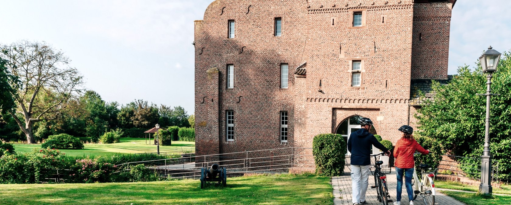 Die Burg Obbendorf liegt an der Wasserburgen-Route im Niederzier Ortsteil Hambach., © Paul Meixner / www.die-wasserburgen-route.de Die Burg Obbendorf liegt an der Wasserburgen-Route im Niederzier Ortsteil Hambach., © Paul Meixner / www.die-wasserburgen-route.de