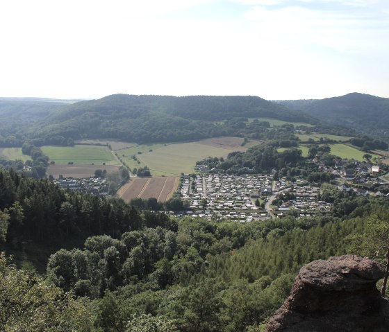 Auf dem Effelsdach mit Blick auf die Burg, © Rureifel Tourismus e.V. Auf dem Effelsdach mit Blick auf die Burg, © Rureifel Tourismus e.V.