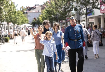 Mit Schutzmann Wölk unterwegs, © Eifel Tourismus GmbH, Tobias Vollmer Mit Schutzmann Wölk unterwegs, © Eifel Tourismus GmbH, Tobias Vollmer