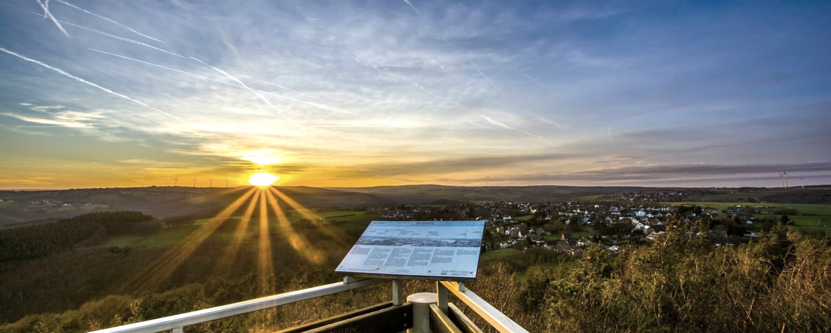 Coucher de soleil à la tour Krawutschketurm sur le Burgberg dans la Rureifel, © Andy Holz | Kreis Düren Coucher de soleil à la tour Krawutschketurm sur le Burgberg dans la Rureifel, © Andy Holz | Kreis Düren