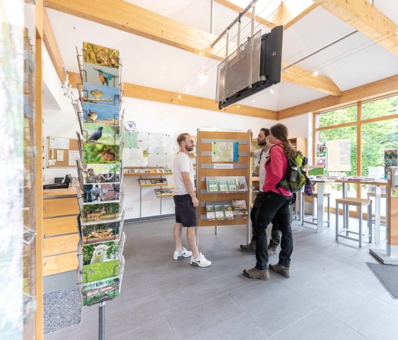 Beratung im Infopunkt Zerkall, © Eifel Tourismus GmbH, AR-shapefruitAG Beratung im Infopunkt Zerkall, © Eifel Tourismus GmbH, AR-shapefruitAG