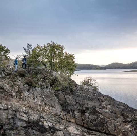 Faire du vélo le long du lac Rursee dans l'Eifel, © Dennis Stratmann | Grünmetropole e.V. Faire du vélo le long du lac Rursee dans l'Eifel, © Dennis Stratmann | Grünmetropole e.V.