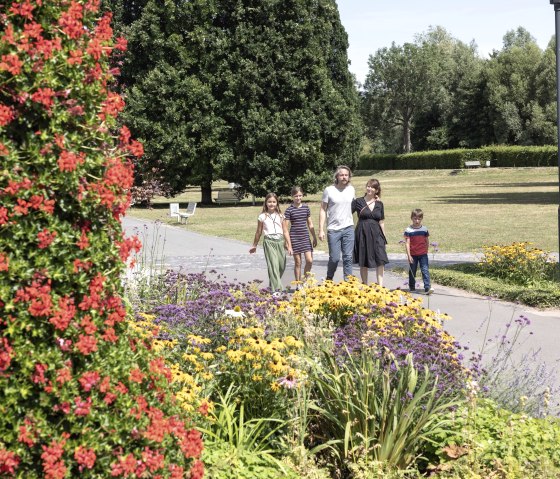 Familie beim Spaziergang im Brückenkopf-Park, © Tobias Vollmer | Eifel Tourismus GmbH Familie beim Spaziergang im Brückenkopf-Park, © Tobias Vollmer | Eifel Tourismus GmbH