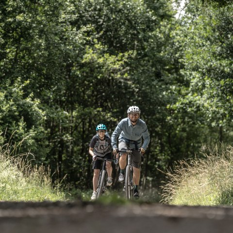 Gravelbiken auf dem Wegenetz von Freifahrt Eifel, © Dennis Stratmann | Eifel Tourismus GmbH Gravelbiken auf dem Wegenetz von Freifahrt Eifel, © Dennis Stratmann | Eifel Tourismus GmbH