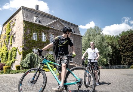 Radfahrer am Haus Overbach, © Dennis Stratmann | Kreis Düren Radfahrer am Haus Overbach, © Dennis Stratmann | Kreis Düren