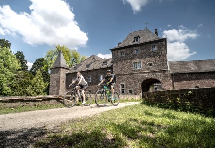 Radfahrer am Schloss Kellenberg, © Dennis Stratmann | Kreis Düren Radfahrer am Schloss Kellenberg, © Dennis Stratmann | Kreis Düren