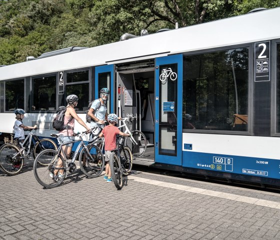 Radfahrer beim Zustieg in die Rurtalbahn, © Dennis Stratmann | Grünmetropole e.V. Radfahrer beim Zustieg in die Rurtalbahn, © Dennis Stratmann | Grünmetropole e.V.