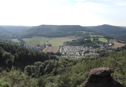 Auf dem Effelsdach mit Blick auf die Burg, © Rureifel Tourismus e.V. Auf dem Effelsdach mit Blick auf die Burg, © Rureifel Tourismus e.V.