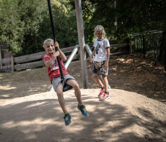Spielende Kinder im Kurpark Heimbach, © Dennis Stratmann | Grünmetropole e.V. Spielende Kinder im Kurpark Heimbach, © Dennis Stratmann | Grünmetropole e.V.