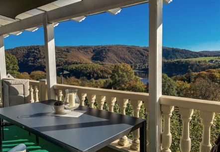 Ausblick, © Das Ferienhaus überzeugt durch die geschmackvolle und sehr gute Ausstattung. Ein Schlafzimmer mit Doppelbett und ein weiteres mit zwei Einzelbetten befinden sich im Obergeschoss. Es sind zwei Bäder vorhanden, sowie eine Sauna mit Duschbereich. Die Küche ist komplett ausgestattet. Ausblick, © Das Ferienhaus überzeugt durch die geschmackvolle und sehr gute Ausstattung. Ein Schlafzimmer mit Doppelbett und ein weiteres mit zwei Einzelbetten befinden sich im Obergeschoss. Es sind zwei Bäder vorhanden, sowie eine Sauna mit Duschbereich. Die Küche ist komplett ausgestattet.
