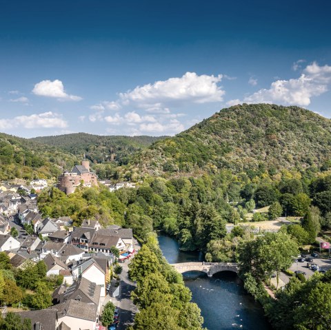 Heimbach in de Eifel met de Meuchelberg en kasteel Hengebach, © Dennis Stratmann | Grünmetropole e.V. Heimbach in de Eifel met de Meuchelberg en kasteel Hengebach, © Dennis Stratmann | Grünmetropole e.V.