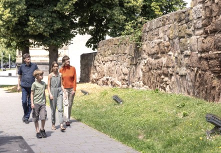 Stadtmauer mit Spaziergängern, © Eifel Tourismus GmbH, Tobias Vollmer Stadtmauer mit Spaziergängern, © Eifel Tourismus GmbH, Tobias Vollmer