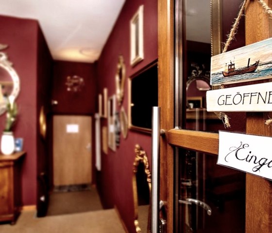 Eingangsbereich, © Katryn Kaufmann - Hinter den Spiegeln Eingangsbereich, © Katryn Kaufmann - Hinter den Spiegeln