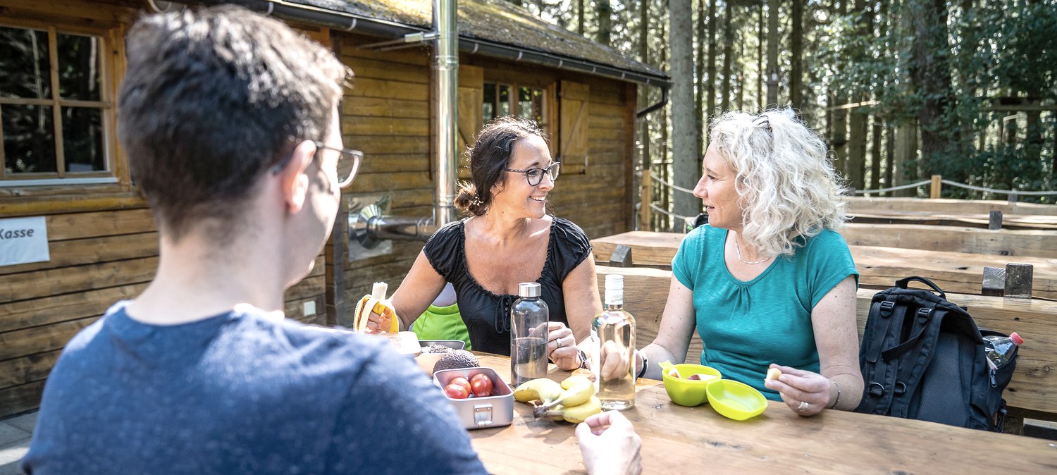 Wanderrast an einer Picknickgruppe beim Hochseilgarten Hürtgenwald in der Rureifel, © Dennis Stratmann | Kreis Düren Wanderrast an einer Picknickgruppe beim Hochseilgarten Hürtgenwald in der Rureifel, © Dennis Stratmann | Kreis Düren