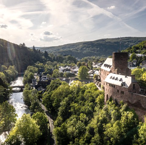 Heimbach mit Burg Hengebach, © Dennis Stratmann | Grünmetropole e.V. Heimbach mit Burg Hengebach, © Dennis Stratmann | Grünmetropole e.V.