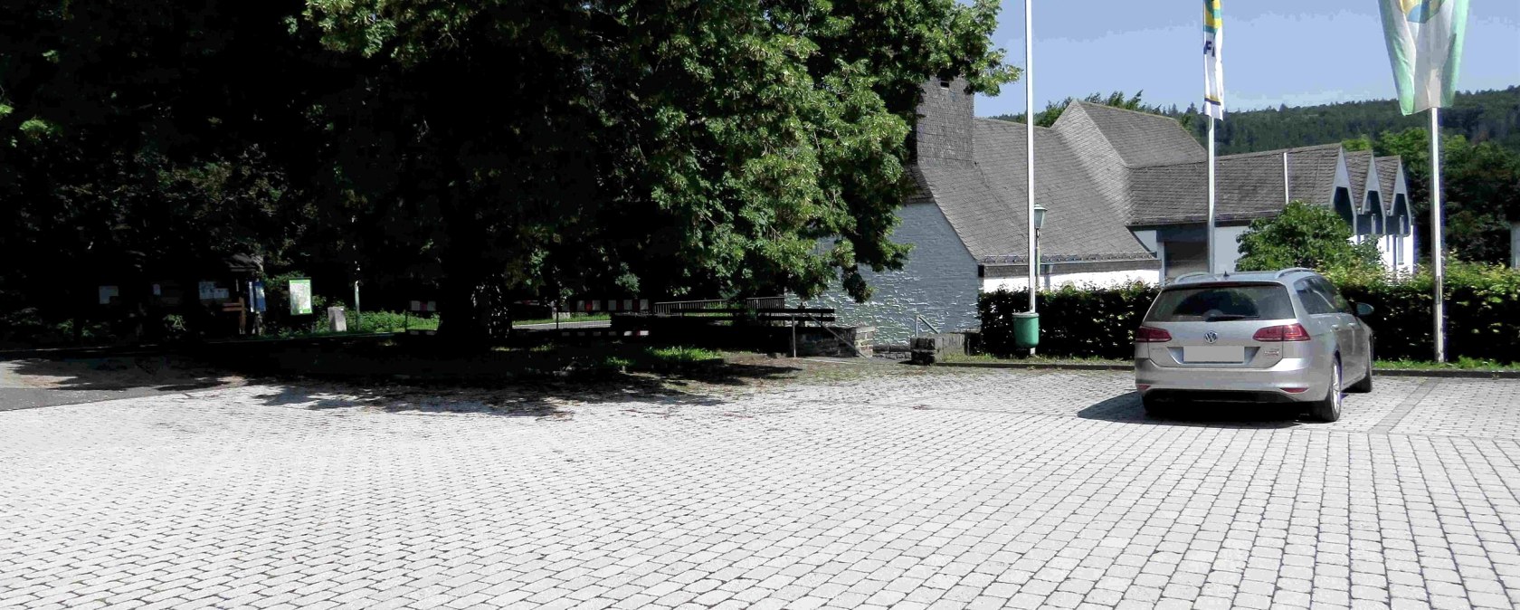 Wanderparkplatz Kirche Dedenborn, © Rursee-Touristik GmbH Wanderparkplatz Kirche Dedenborn, © Rursee-Touristik GmbH