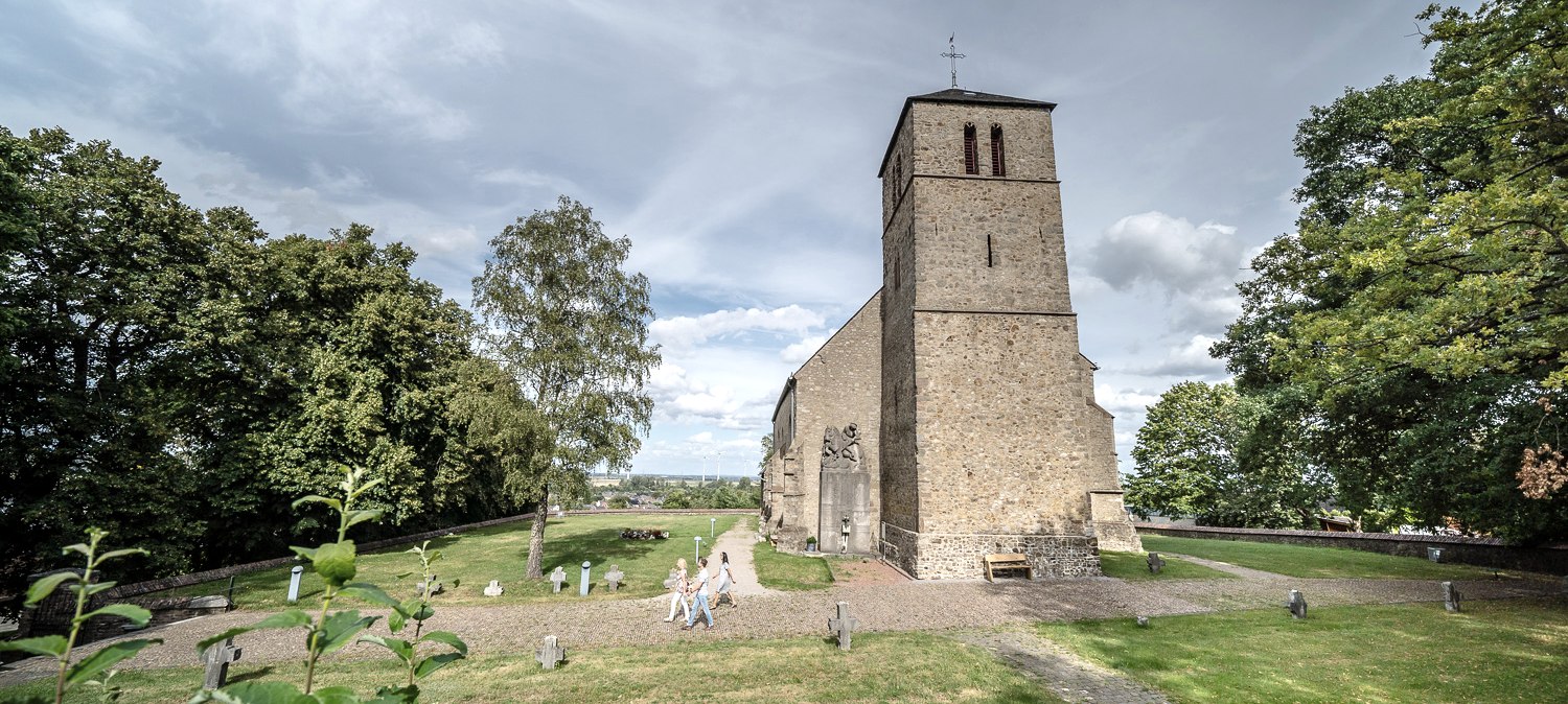 Alte Kirche auf dem Rymelsberg in Langerwehe, © Dennis Stratmann | Kreis Düren Alte Kirche auf dem Rymelsberg in Langerwehe, © Dennis Stratmann | Kreis Düren