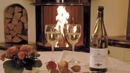 Ein Wein am Kamin, © seeblick-eifel.de Ein Wein am Kamin, © seeblick-eifel.de