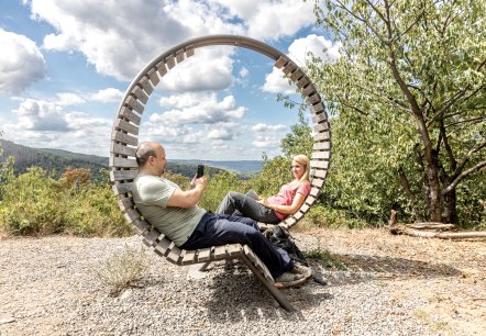 Nimm Platz im Eifel-Loop auf dem Meuchelberg, © Eifel Tourismus GmbH, AR-shapefruitAG Nimm Platz im Eifel-Loop auf dem Meuchelberg, © Eifel Tourismus GmbH, AR-shapefruitAG