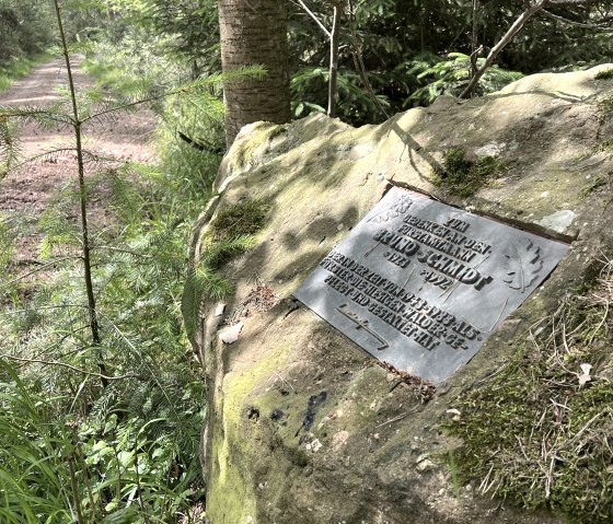 Memorial stone along hike no. 43, © Rureifel-Tourismus e.V., Michelle Wiesen Memorial stone along hike no. 43, © Rureifel-Tourismus e.V., Michelle Wiesen