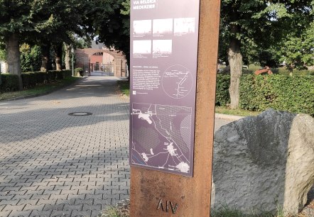Infotafel Erlebnisraum Römerstraße an der Burg Obbendorf, © Sophia Eckerle | Kreis Düren Infotafel Erlebnisraum Römerstraße an der Burg Obbendorf, © Sophia Eckerle | Kreis Düren