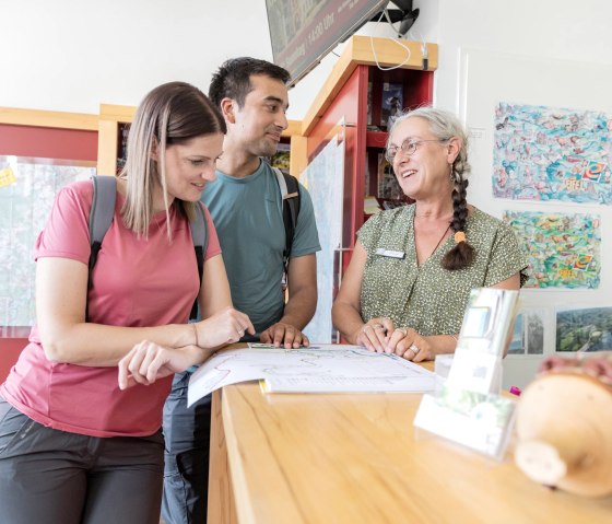 Wir beraten Sie gerne, © Eifel Tourismus GmbH, AR - shapefruit AG Wir beraten Sie gerne, © Eifel Tourismus GmbH, AR - shapefruit AG