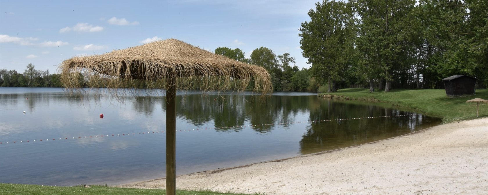 Badesee Echtz Sonnenschirm, © WIN.DN GmbH, Foto: Angela Wolter Badesee Echtz Sonnenschirm, © WIN.DN GmbH, Foto: Angela Wolter