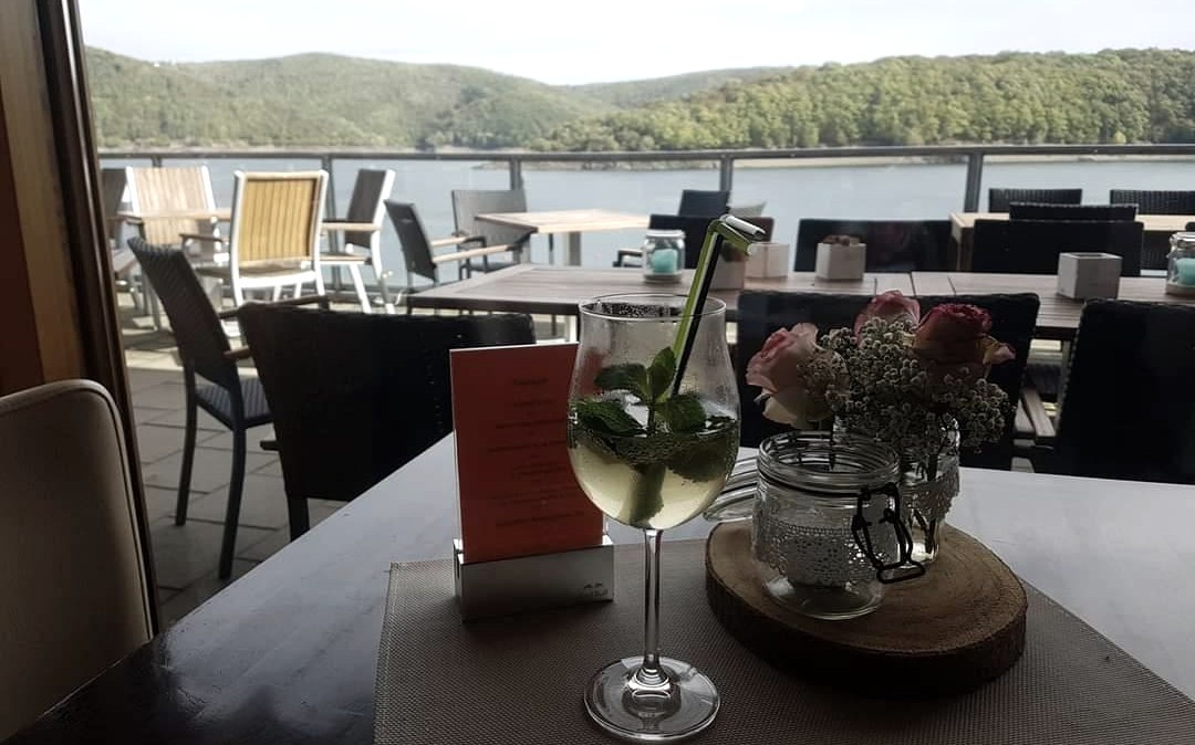 Cocktail auf der Außenterrasse, © Beach Club Eifel Cocktail auf der Außenterrasse, © Beach Club Eifel