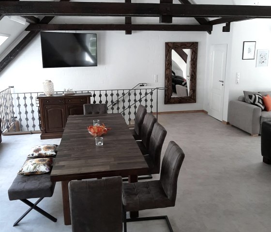 Wasserkraftwerk 2 Wohnbereich, Esstisch und TV Wasserkraftwerk 2 Wohnbereich, Esstisch und TV