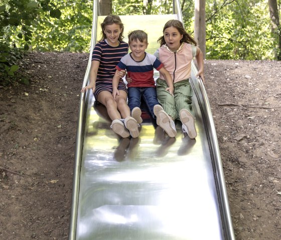 Kinder auf der Rutsche im Brückenkopf-Park, © Tobias Vollmer | Eifel Tourismus GmbH Kinder auf der Rutsche im Brückenkopf-Park, © Tobias Vollmer | Eifel Tourismus GmbH