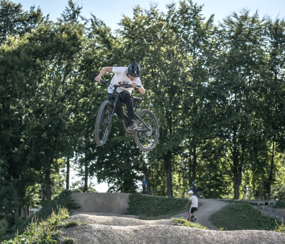 Stunt met de mountainbike, © Eifel Tourismus GmbH, Dennis Stratmann Stunt met de mountainbike, © Eifel Tourismus GmbH, Dennis Stratmann