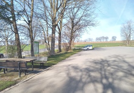Wanderparkplatz Sowjetische Kriegsgräberstätte, © Rursee-Touristik GmbH Wanderparkplatz Sowjetische Kriegsgräberstätte, © Rursee-Touristik GmbH