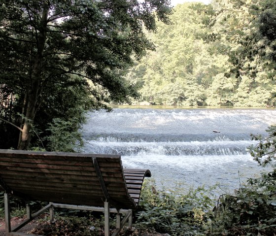 Auszeit an der Rur mit kleinem Wasserfall, © Rureifel-Tourismus e.V. Auszeit an der Rur mit kleinem Wasserfall, © Rureifel-Tourismus e.V.