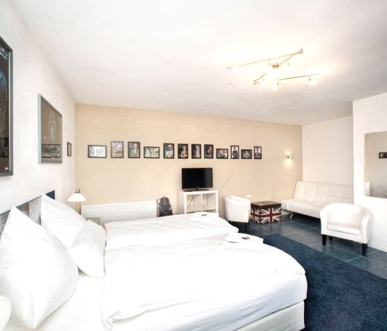 geräumiges Familienzimmer, © Katryn Kaufmann - Hinter den Spiegeln geräumiges Familienzimmer, © Katryn Kaufmann - Hinter den Spiegeln