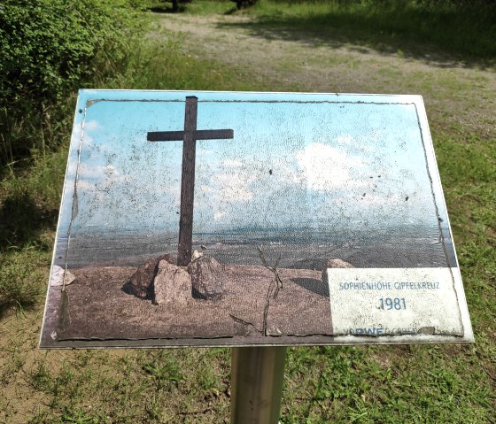 Gipfelkreuz Sophienhöhe, © Sophia Eckerle | Kreis Düren Gipfelkreuz Sophienhöhe, © Sophia Eckerle | Kreis Düren