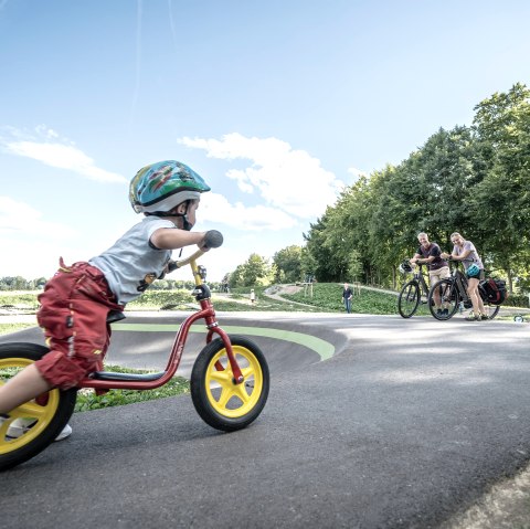 Sur la pumptrack, © Dennis Stratmann Sur la pumptrack, © Dennis Stratmann