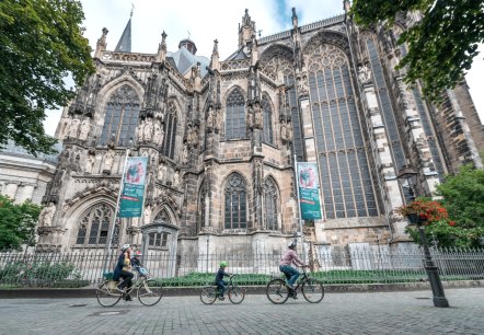 Aachener Dom mit Radfahrern, © Paul Meixner | www.wasserburgen-route.de Aachener Dom mit Radfahrern, © Paul Meixner | www.wasserburgen-route.de
