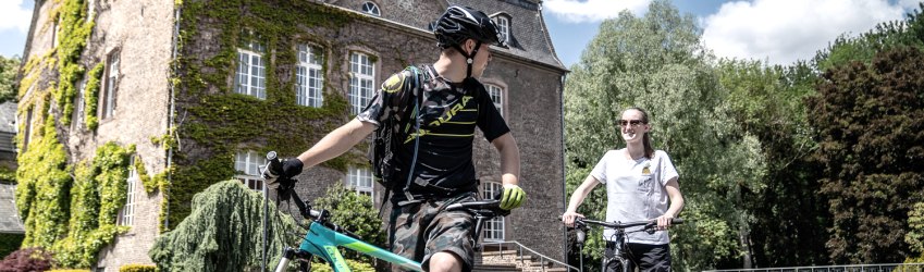 Radfahrer am Haus Overbach, © Dennis Stratmann | Kreis Düren Radfahrer am Haus Overbach, © Dennis Stratmann | Kreis Düren