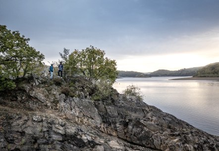 Radfahren entlang des Rursees in der Eifel, © Dennis Stratmann | Grünmetropole e.V. Radfahren entlang des Rursees in der Eifel, © Dennis Stratmann | Grünmetropole e.V.