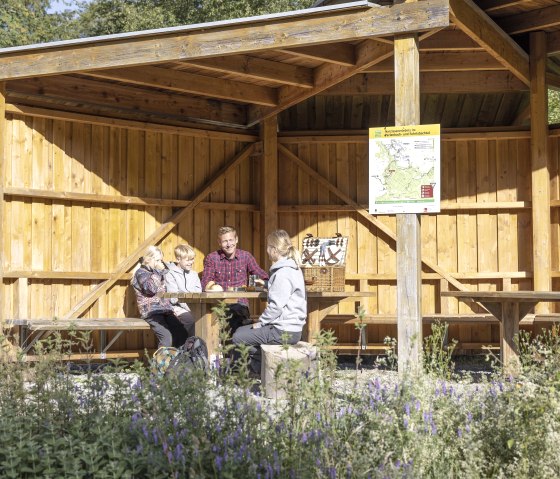 Picnic at the Kölschkier rest stop, © Eifel Tourismus GmbH, Tobias Vollmer - finanziert durch REACT-EU Picnic at the Kölschkier rest stop, © Eifel Tourismus GmbH, Tobias Vollmer - finanziert durch REACT-EU