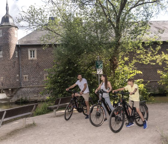 Dürener Seenrunde, die Radtour am Schloss Burgau vorbei, © Eifel Tourismus GmbH, Tobias Vollmer Dürener Seenrunde, die Radtour am Schloss Burgau vorbei, © Eifel Tourismus GmbH, Tobias Vollmer