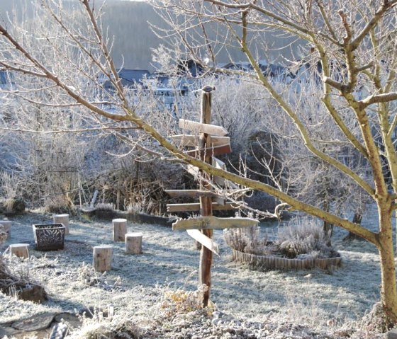 Garten im Winter, © Katryn Kaufmann - Hinter den Spiegeln Garten im Winter, © Katryn Kaufmann - Hinter den Spiegeln