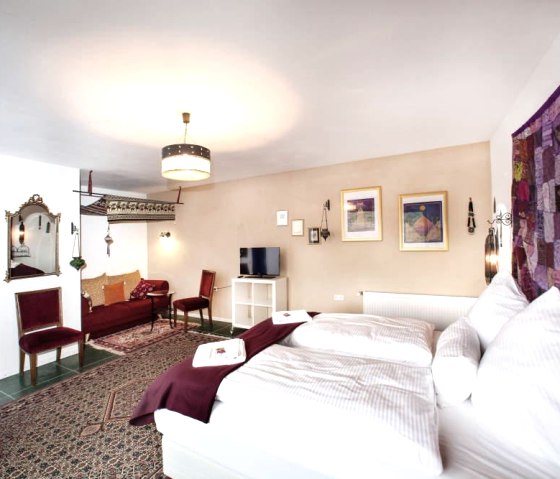 Familienzimmer, © Katryn Kaufmann - Hinter den Spiegeln Familienzimmer, © Katryn Kaufmann - Hinter den Spiegeln