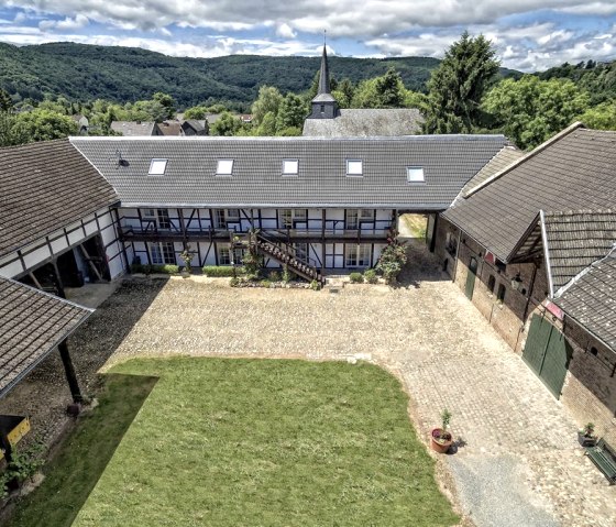 Hof der Burg Blens mit Blick auf die FeWo's Hof der Burg Blens mit Blick auf die FeWo's
