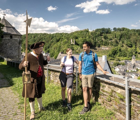 Führung auf der Burg mit Blick zur Hallerruine, © Eifel-Tourismus GmbH, Dominik Ketz Führung auf der Burg mit Blick zur Hallerruine, © Eifel-Tourismus GmbH, Dominik Ketz