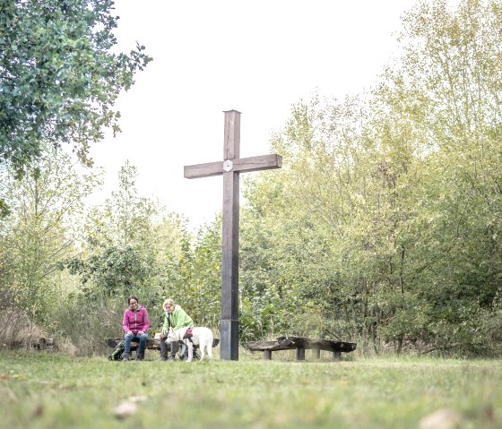Gipfelkreuz auf der Sophienhöhe, © Dennis Stratmann | Kreis Düren Gipfelkreuz auf der Sophienhöhe, © Dennis Stratmann | Kreis Düren